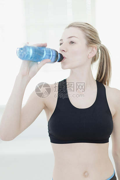 妇女在运动中喝水图片