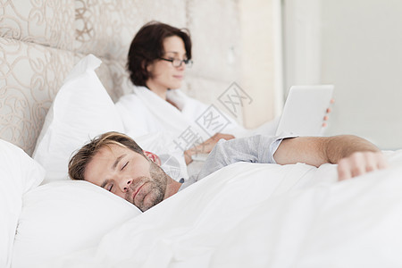 男人睡在女友旁边图片