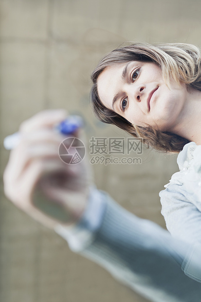 用记号笔在玻璃上写字的女人高清图片下载 正版图片 摄图网
