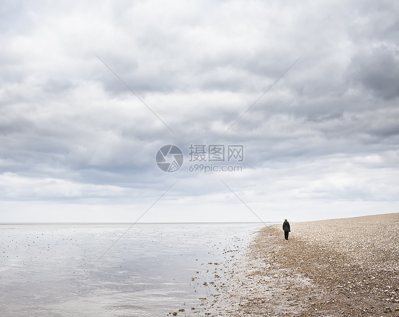 海滩上的女人图片