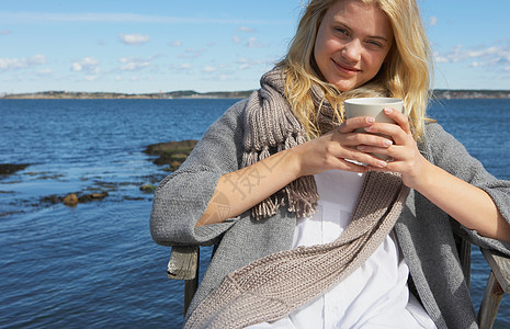 喝咖啡或茶的年轻女人图片