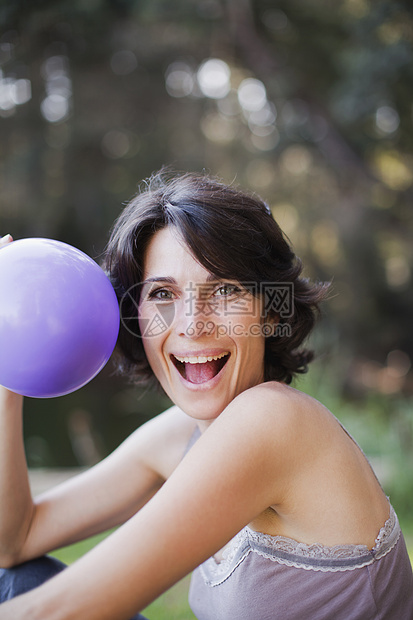 在户外玩气球的女人图片