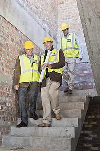 在台阶上行走的建筑工人图片