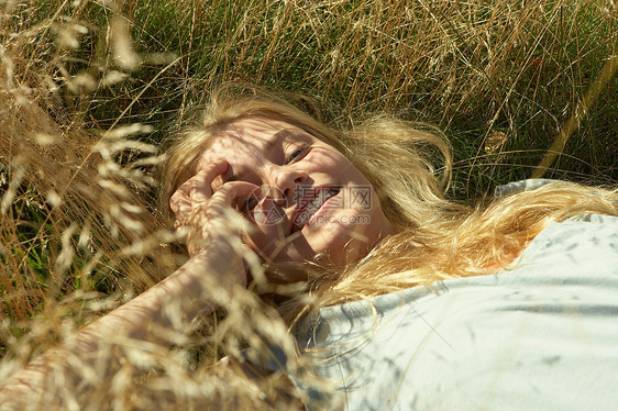 躺在长草里的年轻女子图片