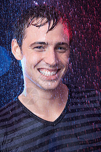 年轻人站在雨中图片