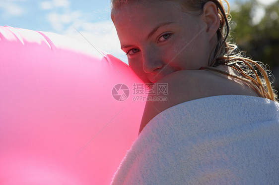 带游泳圈的年轻女子图片