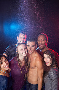 雨中的一群年轻朋友图片