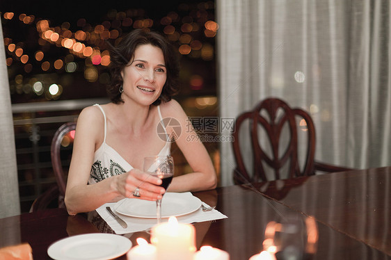 在家吃浪漫晚餐的女人图片