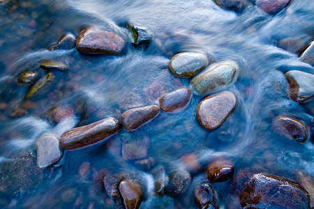 河流中箭头符号的石雕图片