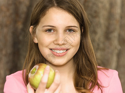 吃苹果的女孩图片