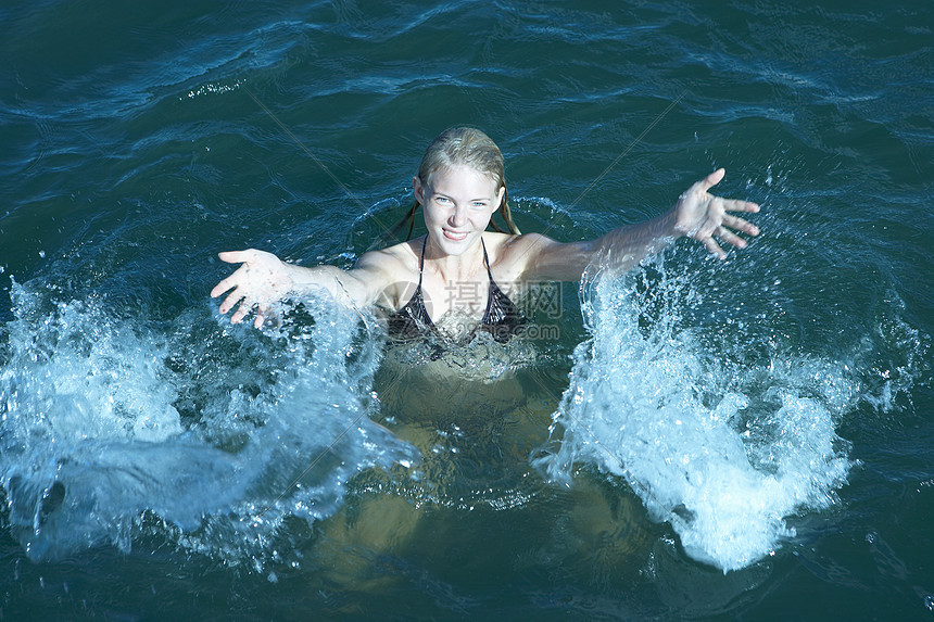 在海里游泳的年轻女子图片