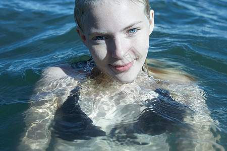 在海里游泳的年轻女子图片