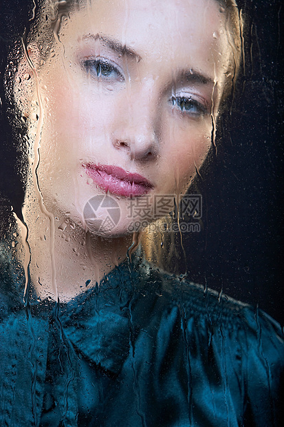 雨篷窗口的女人图片