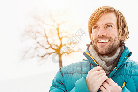 身穿蓝色滑雪夹克的男子的肖像图片