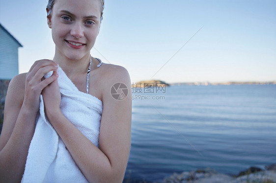 穿毛巾的年轻女子图片