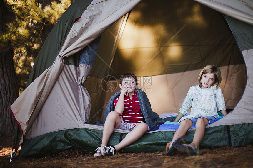 孩子们坐在营地的帐篷里图片