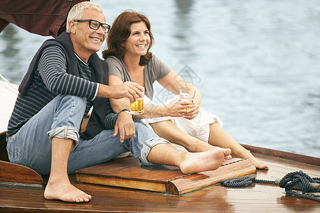 在船上喝酒的中年夫妇图片