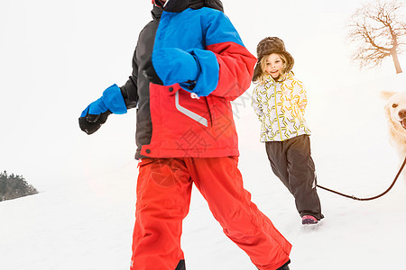 女孩和狗在雪地里图片