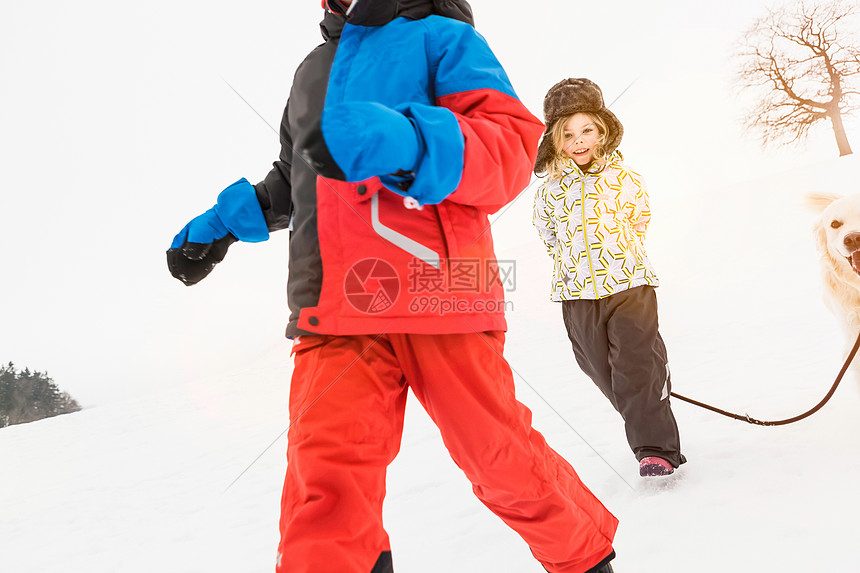 女孩和狗在雪地里图片