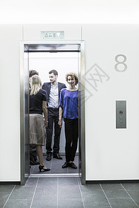 站在电梯里的商人图片