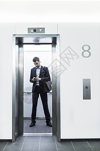 商人站在电梯里图片