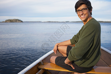 年轻人在划船图片