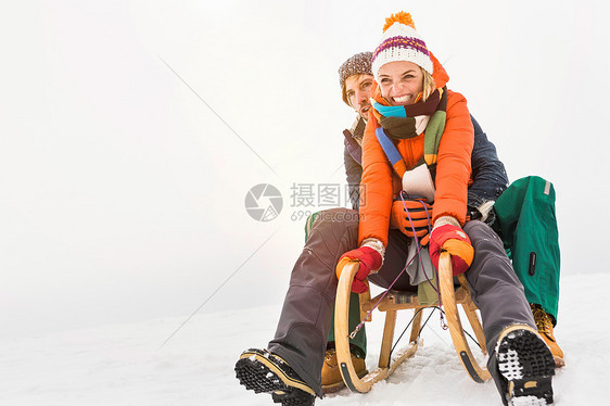 雪中的夫妇图片