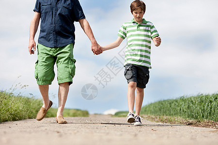 父亲和儿子走在路上图片