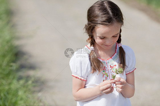 玩草的小女孩图片