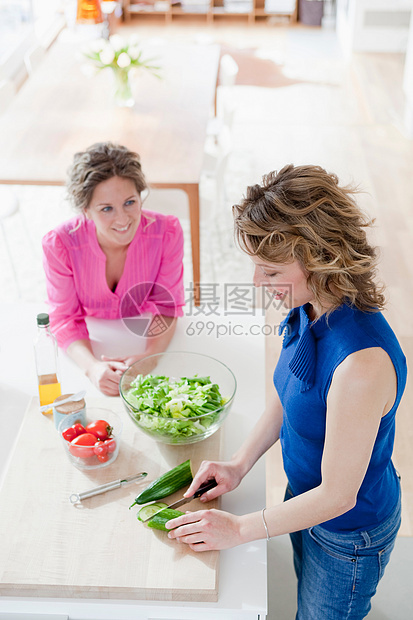 两个女人在厨房准备沙拉图片