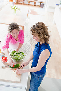 两个女人在厨房准备沙拉图片