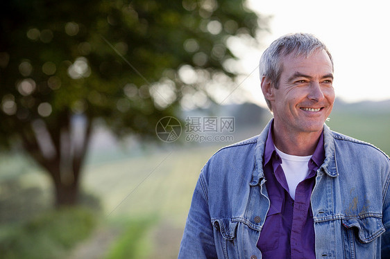 微笑的男人图片