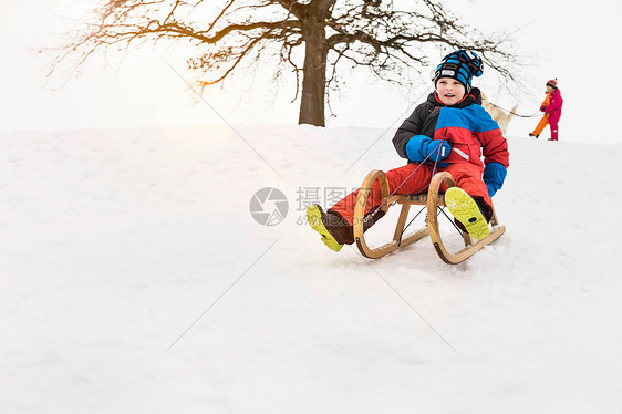 在雪里玩的男孩图片