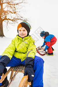 两个男孩在雪地里玩图片