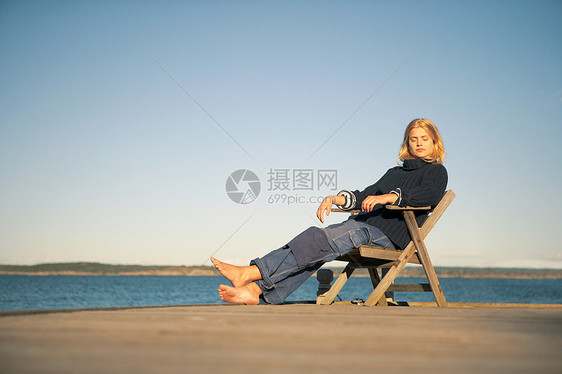 在码头上放松的年轻女子图片