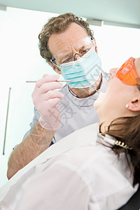 外科牙医检查病人图片
