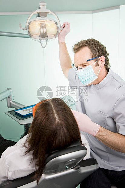 外科牙医检查病人图片