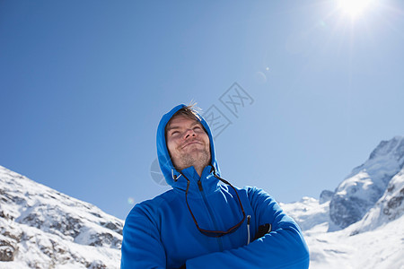 穿蓝色运动夹克的男人图片