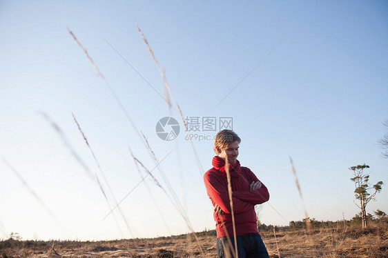 站在野外的人图片