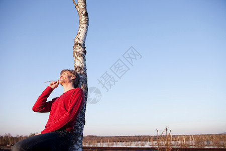 靠在树上的人图片