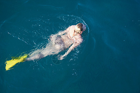 水中的人高清图片下载-正版图片501513951-摄图网