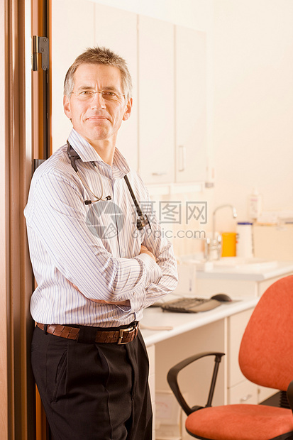 站在手术室里的男医生图片