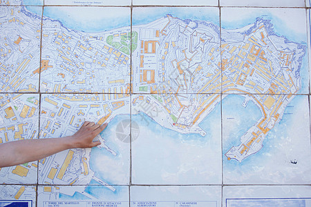 北纬30度地图用手指指地图的人背景