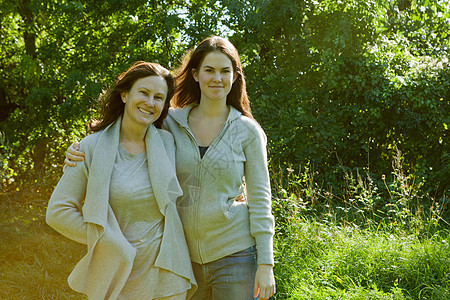 母亲和女儿在公园散步图片