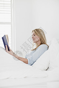 看书的女子女人在床上看书背景
