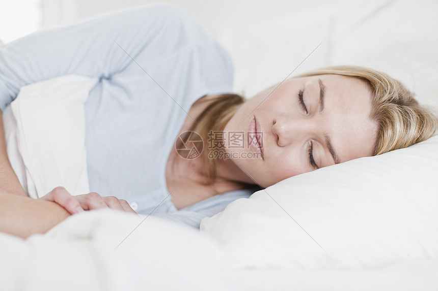 在床上睡着的女人图片