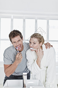 在浴室刷牙的夫妇图片