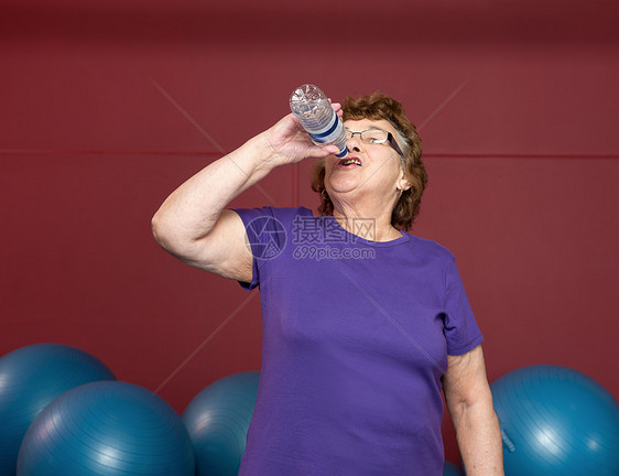 老年妇女在健身房喝水图片