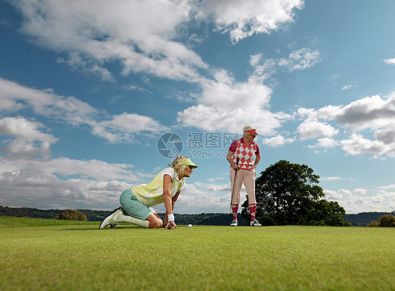 打高尔夫球的老年女性图片