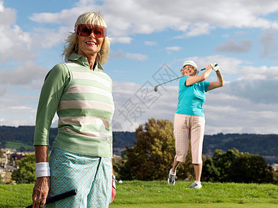 准备打高尔夫球的中老年女士图片